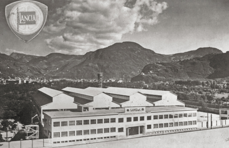 A fábrica de Bolzano, fundada em 1937, incluía não só a unidade de produção, mas também uma escola interna para a formação dos trabalhadores, uma biblioteca e laboratórios de investigação. © IXO Collections SAS - Tous droits réservés. Crédits photo © Lancia D.R.