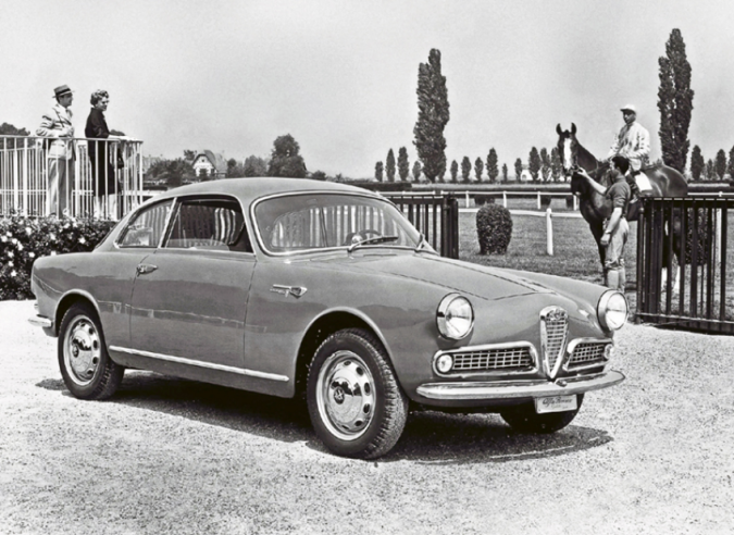 O Alfa Romeo Guilietta Sprint, aqui na versão de 1959, foi carroçado por alguns dos maiores estilistas, como Bertone, Zagato ou Pininfarina. © IXO Collections SAS - Tous droits réservés. Crédits photo © Lancia D.R.