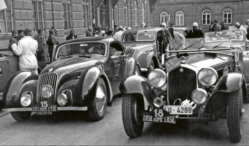 Deux Alfa Romeo au départ du “Marathon de la route” Liège–Rome–Liège de 1937 : à gauche, la 6C 2300 Coupé Pinin Farina de Willy Toussaint et Felice Bonetto et à droite le cabriolet 8C 2300 Monza Lungo de Hugo Dreyer et Max Hahn.© IXO Collections SAS - Tous droits réservés. Crédits photo © Lancia D.R.