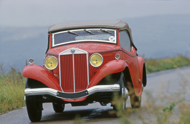 La Lancia Belna était livrable en châssis nus pouvant être carrossés par un artisan extérieur, comme ici Pourtout qui réalisera parmi les plus beaux cabriolets de ce modèle.© IXO Collections SAS - Tous droits réservés. Crédits photo © Lancia D.R.