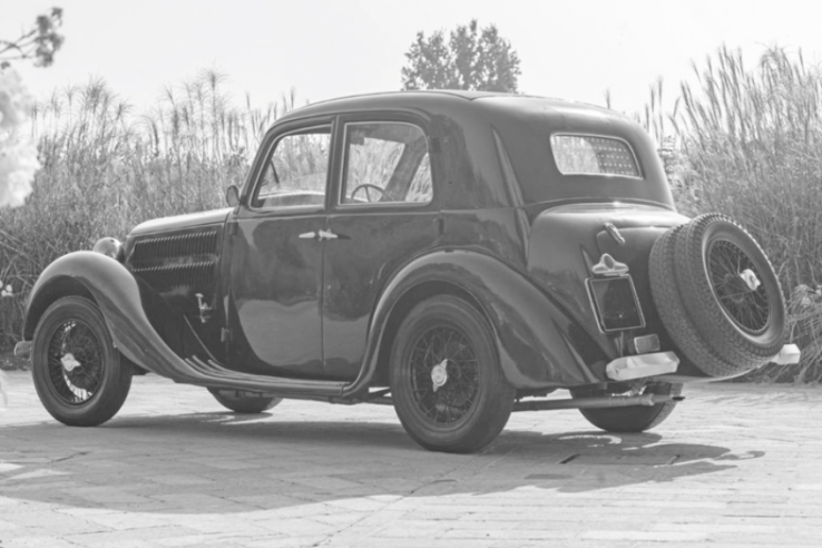 Avec sa coque autoporteuse (une nouveauté pour l'époque) la Lancia Augusta présente une ligne de carrosserie surbaissée moderne malgré une silhouette encore classique.  © IXO Collections SAS - Tous droits réservés. Crédits photo © Lancia D.R.