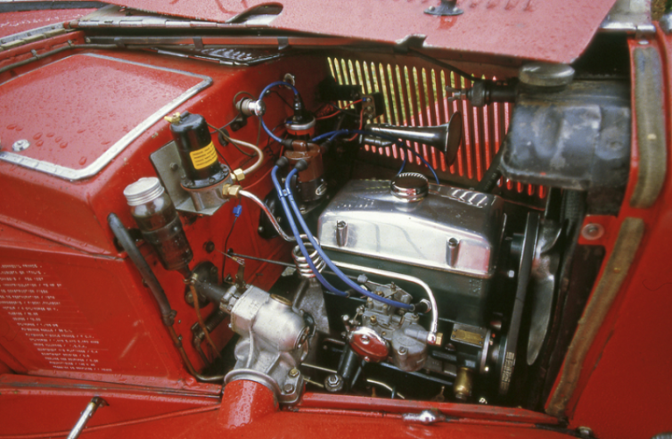 Sur l'Augusta et la Belna, l'alimentation en essence du carburateur Zenith se fait par gravité, depuis le réservoir situé sur le haut du tablier pare-flammes. © IXO Collections SAS - Tous droits réservés. Crédits photo © © Lancia D.R.