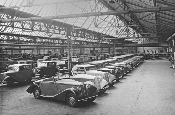 Vue du hall de l'usine Lancia-France de Bonneuil-sur-Marne où les voitures sont prêtes à être livrées, parmi lesquelles des berlines d'usine dont les carrosseries spéciales sont produites à l'extérieur.  © IXO Collections SAS - Tous droits réservés. Crédits photo © Lancia D.R.