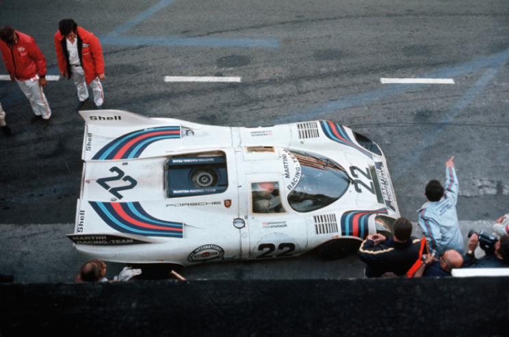 En 1971, une version de la 917 « courte » est essayée avec deux grandes dérives arrière qui améliorent la stabilité à haute vitesse. © IXO Collections SAS - Tous droits réservés. 