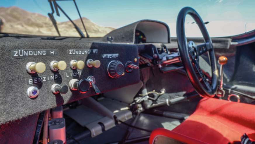 Above, a view of the functional cockpit of the 917 KH, which is very advanced due to the size of the engine obtained by the coupling of two six-cylinders. © IXO Collections SAS - Tous droits réservés. 