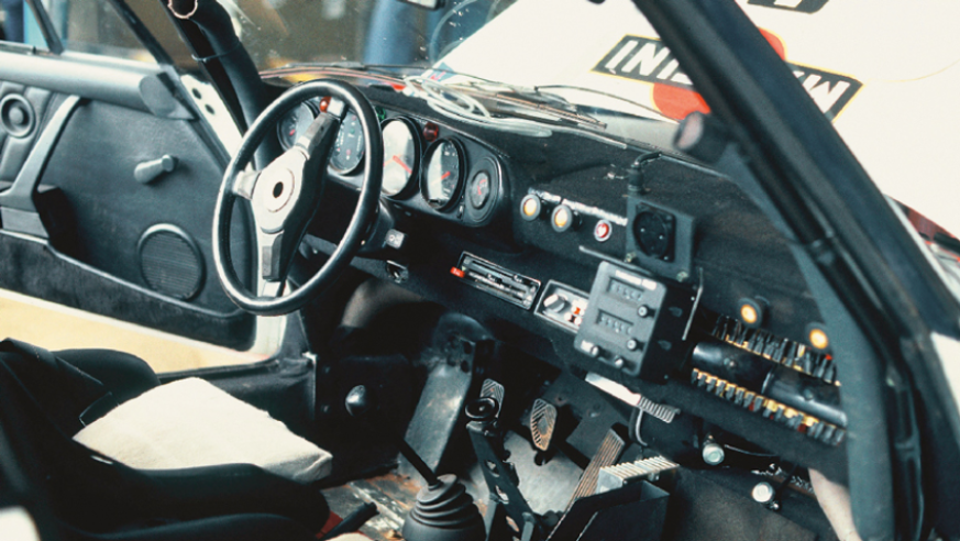 L’habitacle de la Safari reproduit la complexité de celui des autres 911 de rallye. La seule différence concerne la gaine placée à gauche du poste de conduite qui souffle de l’air filtré, mais toujours très chaud. © IXO Collections SAS - Tous droits réservés. 