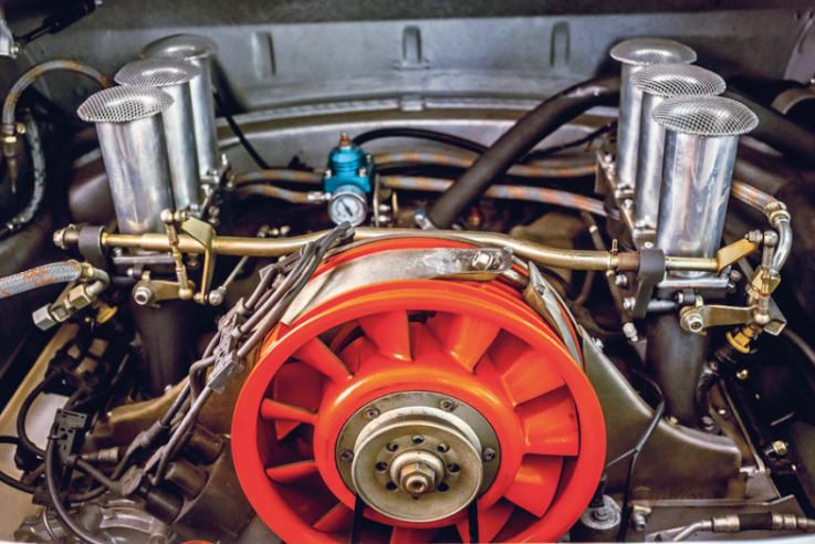 On the right, a close-up of the 180 bhp, 3-litre flat-six engine from the 1978 production SC used in the 911 SC 'Safari' after receiving a substantial boost. © IXO Collections SAS - Tous droits réservés. 