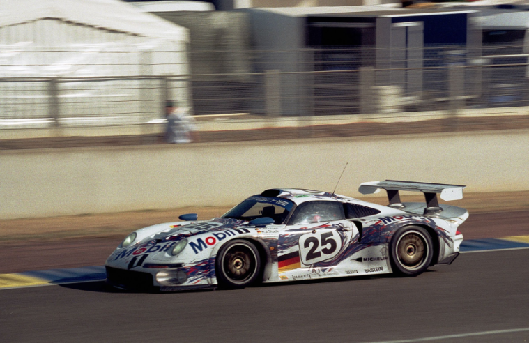 El 911 GT1 nº 25 de Hans-Joachim Stuck, Bob Wollek y Thierry Boutsen en la curva Dunlop de las 24 Horas de Le Mans de 1996. © IXO Collections SAS - Tous droits réservés. 