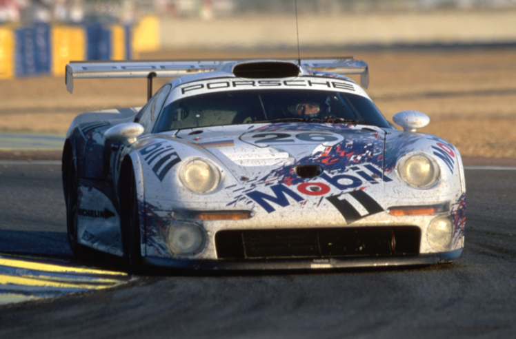 La seconde 911 GT1 de l’équipe Porsche au Mans est pilotée par Yannick Dalmas, Scott Goodyear et Karl Wendlinger. © IXO Collections SAS - Tous droits réservés. 