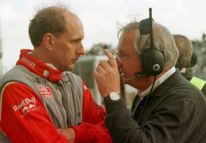 El piloto alemán Hans-Joachim Stuck conversa con Norbert Singer, jefe del proyecto GT1, durante las pruebas de las 24 Horas de Le Mans de 1997. © IXO Collections SAS - Tous droits réservés. 