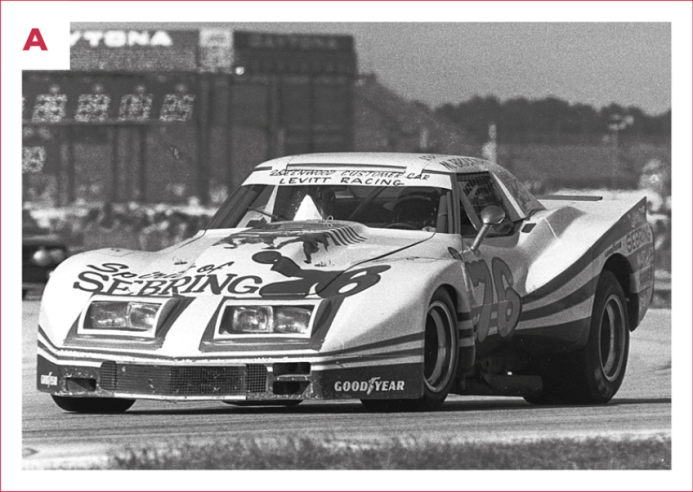 A. John Greenwood réalise des décorations spéciales en fonction de la course. Pour le marathon sarthois, il fait peindre « Spirit of Le Mans » sur la carrosserie de sa voiture.© IXO Collections SAS - Tous droits réservés. 