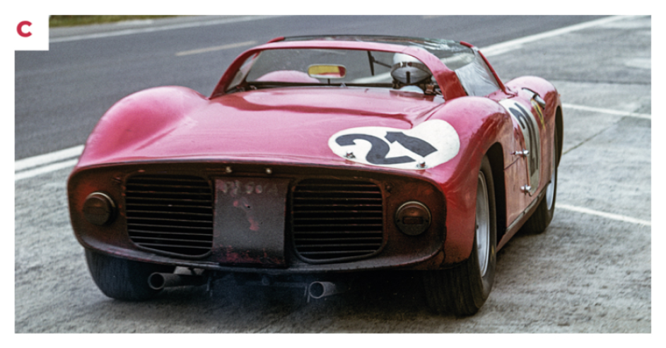 C. Malgré les 12 cylindres de son moteur puissant, la 250 P se contente d’un échappement double qui, sur la 250 LM, fera place à quatre lignes séparées. © IXO Collections SAS - Tous droits réservés. 