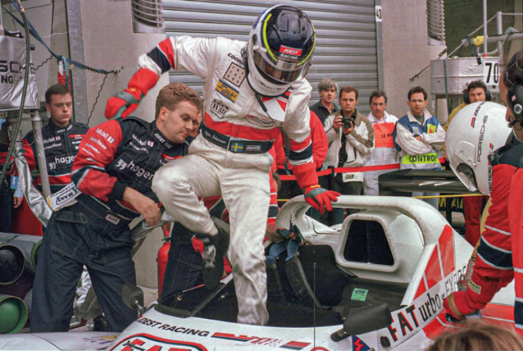 Le pilote suédois Stefan Johansson prend le relais à la troisième heure de course des 24 Heures 1997 alors que la voiture occupe la troisième position.© IXO Collections SAS - Tous droits réservés. 