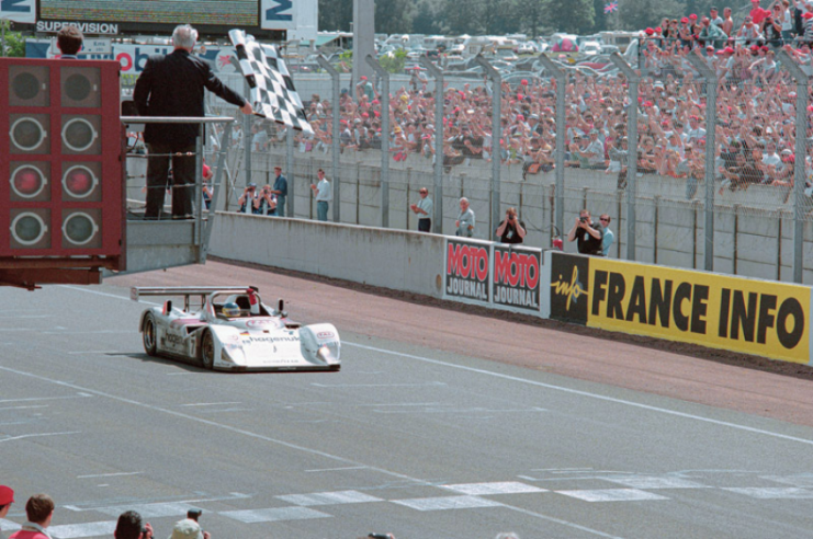 The No. 7 TWR/Porsche WSC-95 crossed the finish line in 1997 with a lead of one lap and just under 4 minutes over its nearest rival, the Gulf team's McLaren F1 LM. © IXO Collections SAS - Tous droits réservés. 