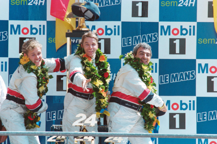 De gauche à droite, Tom Kristensen, Stefan Johansson et Michele Alboreto célèbrent au Mans leur première victoire dans le marathon de la Sarthe, le 15 juin 1997. © IXO Collections SAS - Tous droits réservés. 