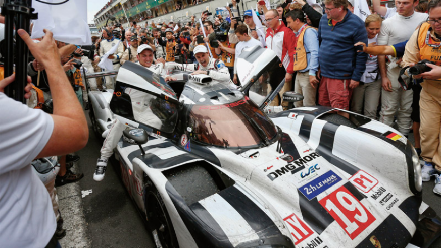 Ancora Tandy e Bamber festeggiano la vittoria alla 24 Ore di Le Mans del 2015 sopra l’auto appena condotta al traguardo da Hülkenberg nell’ultimo turno di guida. © IXO Collections SAS - Tous droits réservés. 