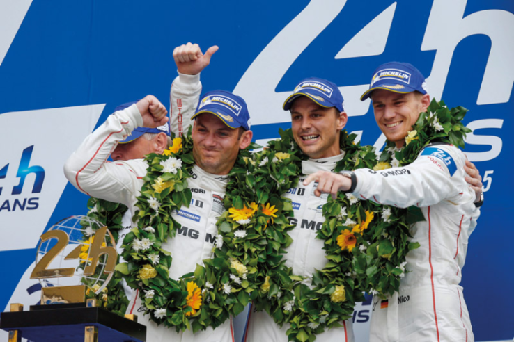 Da sinistra, Nick Tandy, Earl Bamber e Nico Hülkenberg alla premiazione della 24 Ore di Le Mans 2015, vinta contro ogni pronostico grazie a una gara senza errori. © IXO Collections SAS - Tous droits réservés. 