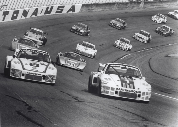 Bataille entre les 935 aux 24 Heures de Daytona, première épreuve de 1977. Partie première, la n° 1, une des deux originales de 1976 confiée à Jacky Ickx et Jochen Mass, abandonne sur accident. © IXO Collections SAS - Tous droits réservés. 