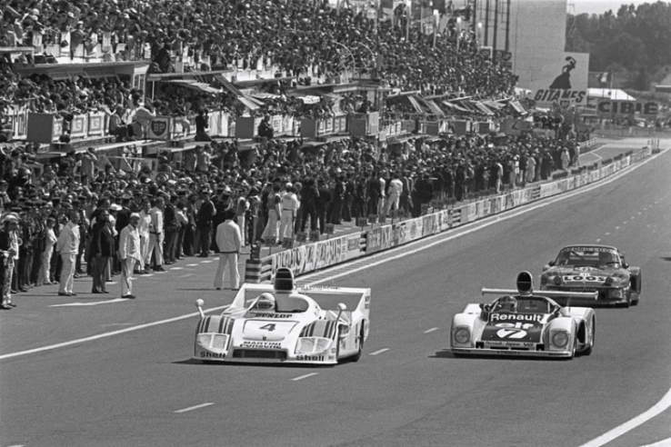 Le Mans 1977 : la Porsche 936/77 de Barth, Haywood et Ickx qui remportera la course tient en respect la Renault Alpine A442 de Tambay et Jaussaud talonnée par une des deux 935 de l’écurie privée Gelo de George. © IXO Collections SAS - Tous droits réservés. 