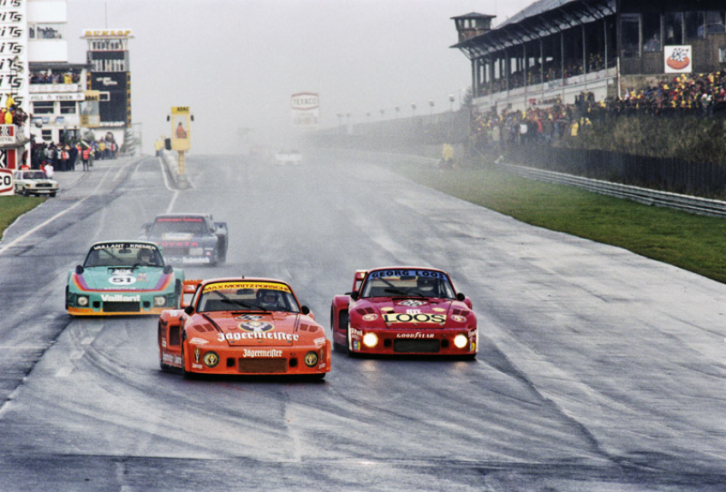 A new challenge between the 935s at the Nürburgring Bilstein Supersprint in October 1977: the Jägermeister of Manfred Schurti was ahead of the Loos of Rolf Stommelen and the Kremer K2 Vaillant of Bob Wollek. © IXO Collections SAS - Tous droits réservés. 