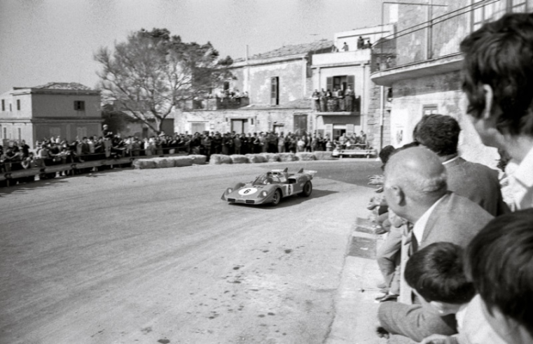 También en la Targa Florio de 1970, el Ferrari 512 S de Vaccarella y Giunti, que acabó en tercer lugar detrás de los dos Porsche del equipo John Wyer, a su paso por un pueblo de Sicilia. © IXO Collections SAS - Tous droits réservés. 