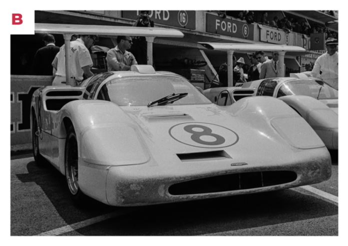 B. La prise d’air avant de la Chaparral 2F, du type « dynamique», est dotée d’un mécanisme à ressort qui la fait ouvrir à grande vitesse en admettant un puissant flux d’air qui limite la compression des suspensions.© IXO Collections SAS - Tous droits réservés. 