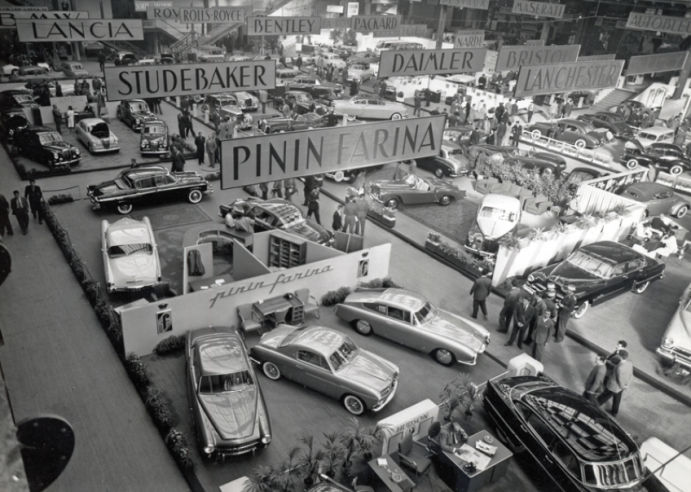 Malgré une production semi-industrielle, les modèles conçus par Pinin Farina sont présentés comme des véhicules de luxe, comme ici ce coupé Lancia Aurelia de 1953. © IXO Collections SAS - Tous droits réservés. Crédits photo © Lancia D.R.