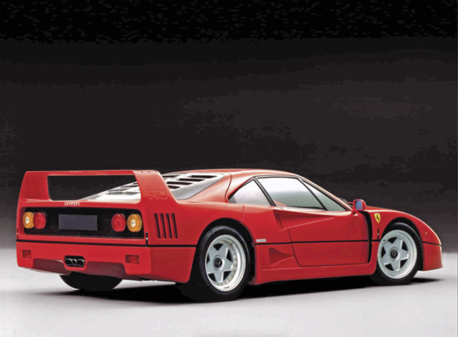 La Ferrari F40 de 1987 est l’une des plus éblouissantes carrosseries signées par Pininfarina et une illustration de sa longue et riche collaboration avec Maranello.  © IXO Collections SAS - Tous droits réservés. Crédits photo © Archives & Collections / D.R.