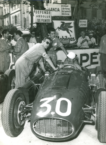 Au Grand Prix de Monaco de 1955, la Scuderia Lancia est venue en force avec quatre monoplaces D50 alignées. La voiture n° 30 est celle d’Eugenio Castellotti qui terminera 2e. © IXO Collections SAS - Tous droits réservés. Crédits photo © Lancia D.R.