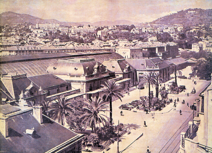 La magnifique gare de Nice-ville est ouverte en 1864. Ce chef-d’œuvre de l’architecte Louis-Jules Bouchot est implanté sur l’avenue Thiers, d’où son nom de « gare Thiers » pour les Niçois. Elle est dans le style dit « espagnol » que l’on retrouve, par exemple, à Valenciennes.© IXO Collections SAS - Tous droits réservés. Crédits photo © Collection Trainsconsultant-Lamming