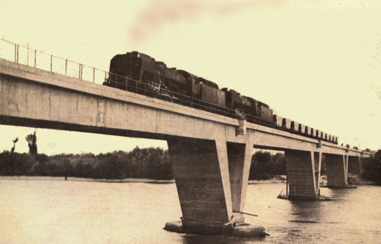 Le pont de La Voulte, sur la rive droite du Rhône, est le premier pont SNCF nouvellement construit après la Seconde Guerre mondiale, et relie directement la gare de La Voulte à celle de Livron (rive gauche). Ce pont marque le renouvellement du réseau français et l’introduction massive du béton armé.© IXO Collections SAS - Tous droits réservés. Crédits photo © Collection Trainsconsultant-Lamming