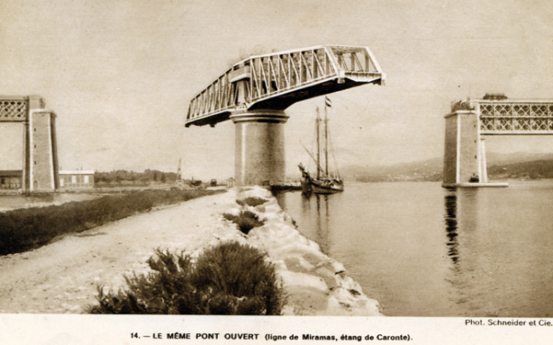 Die beeindruckende Drehbrücke über den Etang de Caronte auf der Miramas-Linie, die die Durchfahrt von Seeschiffen mit fester Brücke ermöglicht, die sonst eine kilometerlange Reise entlang der Uferlinien unternehmen müssten. © IXO Collections SAS - Tous droits réservés. Crédits photo © Collection Trainsconsultant-Lamming