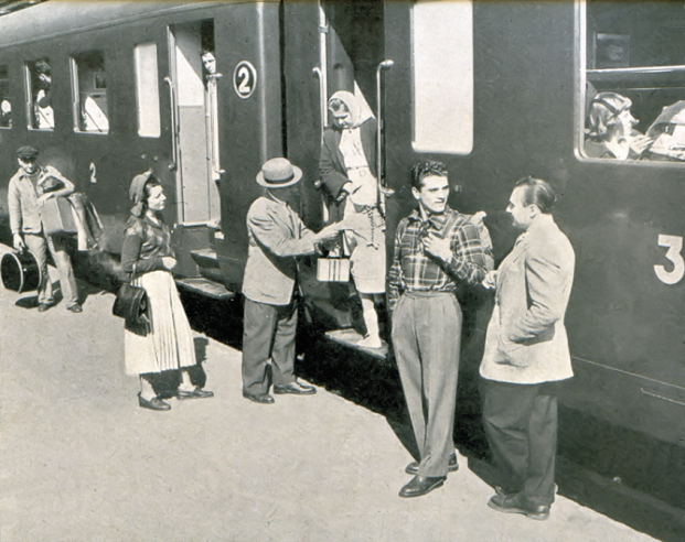 Wunderschöne historische Szene aus den 1948er und 1950er Jahren, als die stromlinienförmigen Waggons namens „DEV“ oder „Forestier“ auf den Hauptstrecken in Dienst gestellt wurden. Jeder, oder fast jeder, trägt eine Mütze oder einen Schal, außer einem gutaussehenden jungen Mann mit breiten Schultern und einem bunten Hemd, dessen Haar viel der Brillantine zu verdanken hat.© IXO Collections SAS - Tous droits réservés. Crédits photo © Collection Trainsconsultant-Lamming