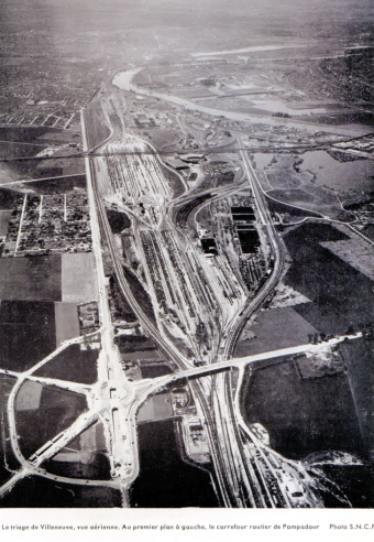 Les grands triages entourant Paris seront le point de départ familier des 141-R en tête de trains interminables. Ici, près de Villeneuve-St-Georges, le site dit de Pompadour devient un grand carrefour routier.© IXO Collections SAS - Tous droits réservés. Crédits photo © Collection Trainsconsultant-Lamming