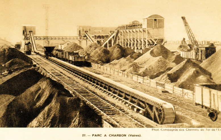 En attendant le nucléaire auquel personne ne croit, le charbon, chèrement importé, reste vital pour la France, comme ici sur le site de Vaires, près de Paris. Les 141-R remorqueront des milliers de tonnes de charbon chaque jour. © IXO Collections SAS - Tous droits réservés. Crédits photo © Collection Trainsconsultant-Lamming