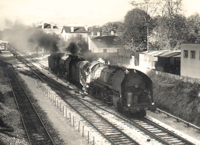 The 141-Rs of the 1940s to 1960s experienced a surge in demand and were rushed from one marshalling yard to another where the heavy freight trains were waiting. Here two ‘R’ trains travelling through a snow-covered landscape.© IXO Collections SAS - Tous droits réservés. Crédits photo © Collection Trainsconsultant-Lamming