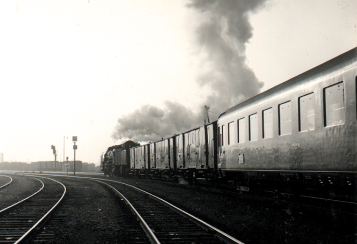 Quand les trains de voyageurs grandes lignes ont plusieurs fourgons. Ici un express Calais-Paris, formé de voitures DEV, comporte pas moins de trois fourgons type Nord. En tête, la 231-K peine au démarrage.© IXO Collections SAS - Tous droits réservés. Crédits photo © Collection Trainsconsultant-Lamming