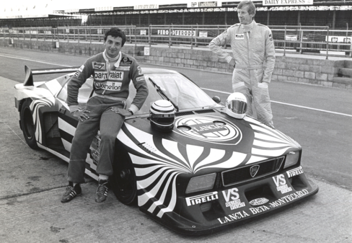 Grâce à l’équipage composé par Riccardo Patrese (à gauche) et Walter Rörhl, la Lancia Beta Montecarlo remporte le Championnat du Monde des Marques de 1979 en catégorie moins de 2 Litres. © IXO Collections SAS - Tous droits réservés. Crédits photo © Lancia D.R.