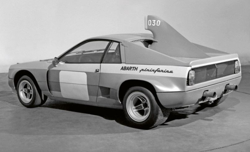 Les lignes de la Beta Montecarlo sont déjà présentes dans celles du prototype Abarth-Pininfarina SE 030. © IXO Collections SAS - Tous droits réservés. Crédits photo © Lancia D.R.