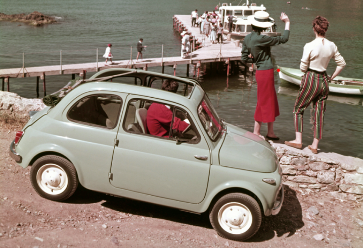 La Fiat 500 est emblématique de la voiture populaire familiale bien née et au bon moment. Plus de 80 ans après son lancement elle demeure l’un des grands modèles classiques de la firme de Turin. © IXO Collections SAS - Tous droits réservés. Crédits photo © Lancia D.R.