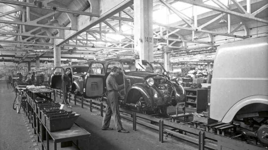 La chaîne de montage de la Fiat 500 Topolino, au lendemain de la guerre, dans l’usine historique de Mirafiori dans la banlieue sud de Turin. © IXO Collections SAS - Tous droits réservés. Crédits photo © Lancia D.R.