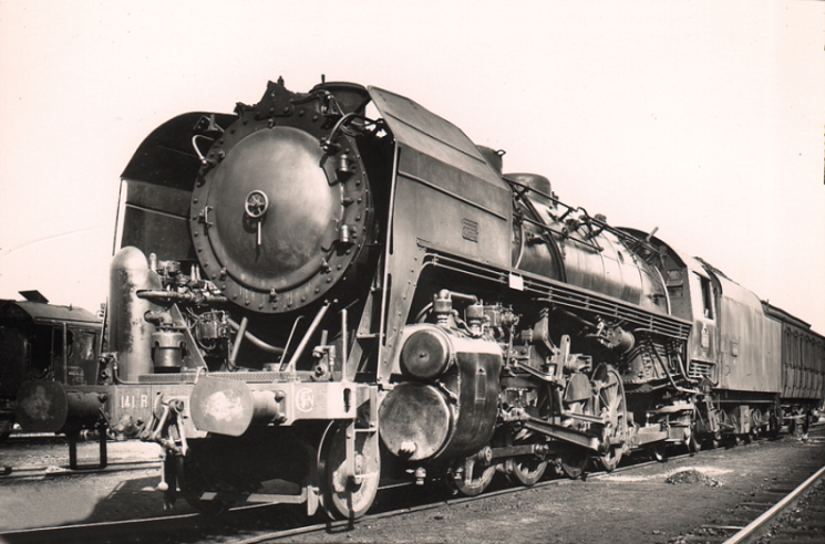 A 141-R from the first tranche, initially on the SNCF's Western network. Note the presence of four driving axles with conventional spoked wheels and a Cole-type rear bissel, characteristic features of the first 141-Rs delivered.© IXO Collections SAS - Tous droits réservés. Crédits photo © Collection Trainsconsultant-Lamming