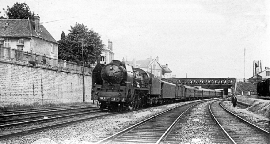 As locomotivas 318 141-P, na altura o modelo mais moderno da SNCF desde a sua conceção em 1942, eram sem dúvida as concorrentes das 141-R. Mas as “R” revelaram-se mais potentes e robustas, embora menos adaptadas à tração de comboios de passageiros e mistos. Na foto, a 141-P na região oeste da SNCF.© IXO Collections SAS - Tous droits réservés. Crédits photo © Collection Trainsconsultant-Lamming