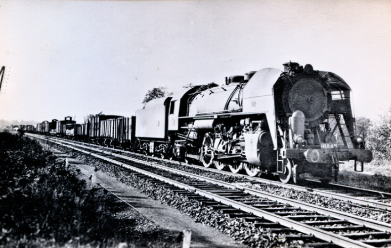 El 141-R-431 en su mundo habitual y cotidiano, es decir, el tren de mercancías «RO» («regular»). Estos trenes siguen estando formados por viejos vagones de un tipo anticuado, reconocibles por sus pinzas de freno. © IXO Collections SAS - Tous droits réservés. Crédits photo © Collection Trainsconsultant-Lamming