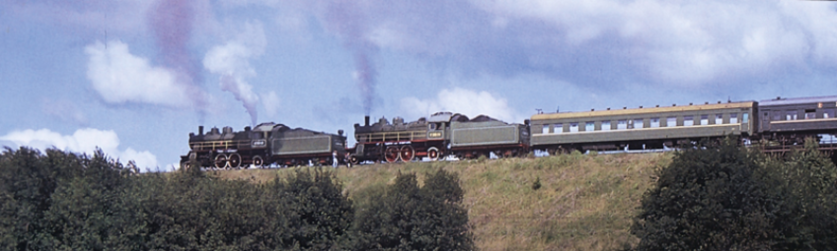 Nos anos 50, os comboios da linha principal soviética ainda utilizavam estas pequenas locomotivas, cujas qualidades eram reconhecidas, mesmo que isso significasse utilizá-las para tração dupla. © IXO Collections SAS - Tous droits réservés. Crédits photo © Collection Trainsconsultant-Lamming