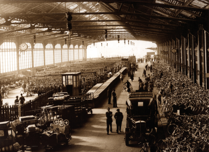 Nein, „Radfahren“ in Paris war kein neuer Trend, wie dieses Foto von Tausenden von Pariser Fahrrädern beweist, die sich während der Ferien 1946-1950 am Gare de Lyon stapelten: Sie wurden mitgenommen, weil die Menschen kein Auto hatten, um ihre täglichen Einkäufe während der Ferien zu erledigen. © IXO Collections SAS - Tous droits réservés. Crédits photo © Collection Trainsconsultant-Lamming