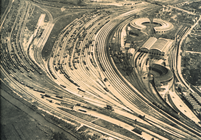 Eine beeindruckende Ansicht der Anlagen von Longueau in der Region Nord, in den 1960er Jahren. Angrenzend an die beiden Sortieranlagen befindet sich rechts das Depot. Ganz rechts sind die ersten Häuser der „Eisenbahnstadt“ und ihre Gärten zu sehen. © IXO Collections SAS - Tous droits réservés. Crédits photo © Collection Trainsconsultant-Lamming