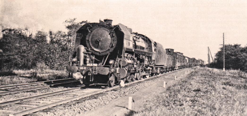 La 141-R N° 186 au travail dans la région Nord. La composition du train de marchandises, avec ses wagons archaïques datant des anciennes compagnies, montre l’urgence de leur remplacement qui ne se fera pas avant une vingtaine d’années. © IXO Collections SAS - Tous droits réservés. Crédits photo © Collection Trainsconsultant-Lamming