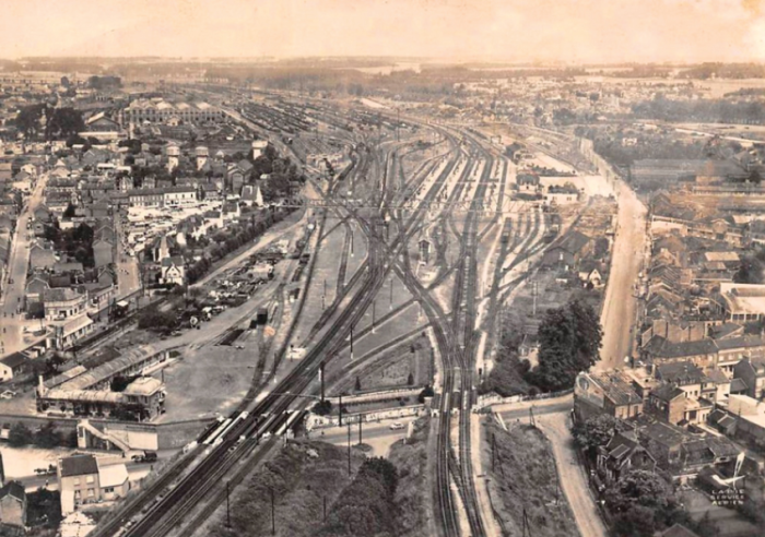 : La estación de clasificación y los talleres de Tergnier, otro de los grandes nudos ferroviarios de los 141-R.© IXO Collections SAS - Tous droits réservés. Crédits photo © Collection Trainsconsultant-Lamming