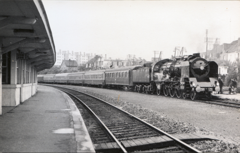 Grandes concurrentes des « R », et beaucoup plus rapides, les locomotives type 231K triomphent avec les services voyageurs également dans le réseau Nord.Ici la N° 231K8 traverse Étaples à 120 km/h en 1972. © IXO Collections SAS - Tous droits réservés. Crédits photo © Collection Trainsconsultant-Lamming